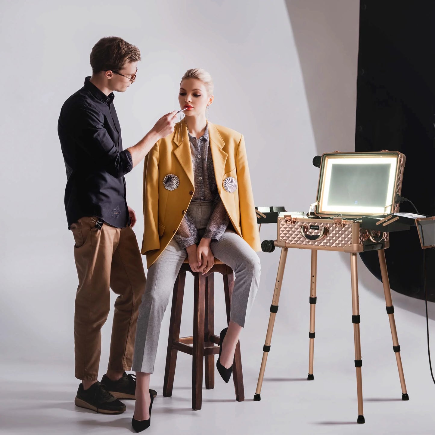 Rolling Makeup Case Mirror LED Lighted 20Inch Adjustable Brightness Extendable Tray for Makeup Artist Travel Studio