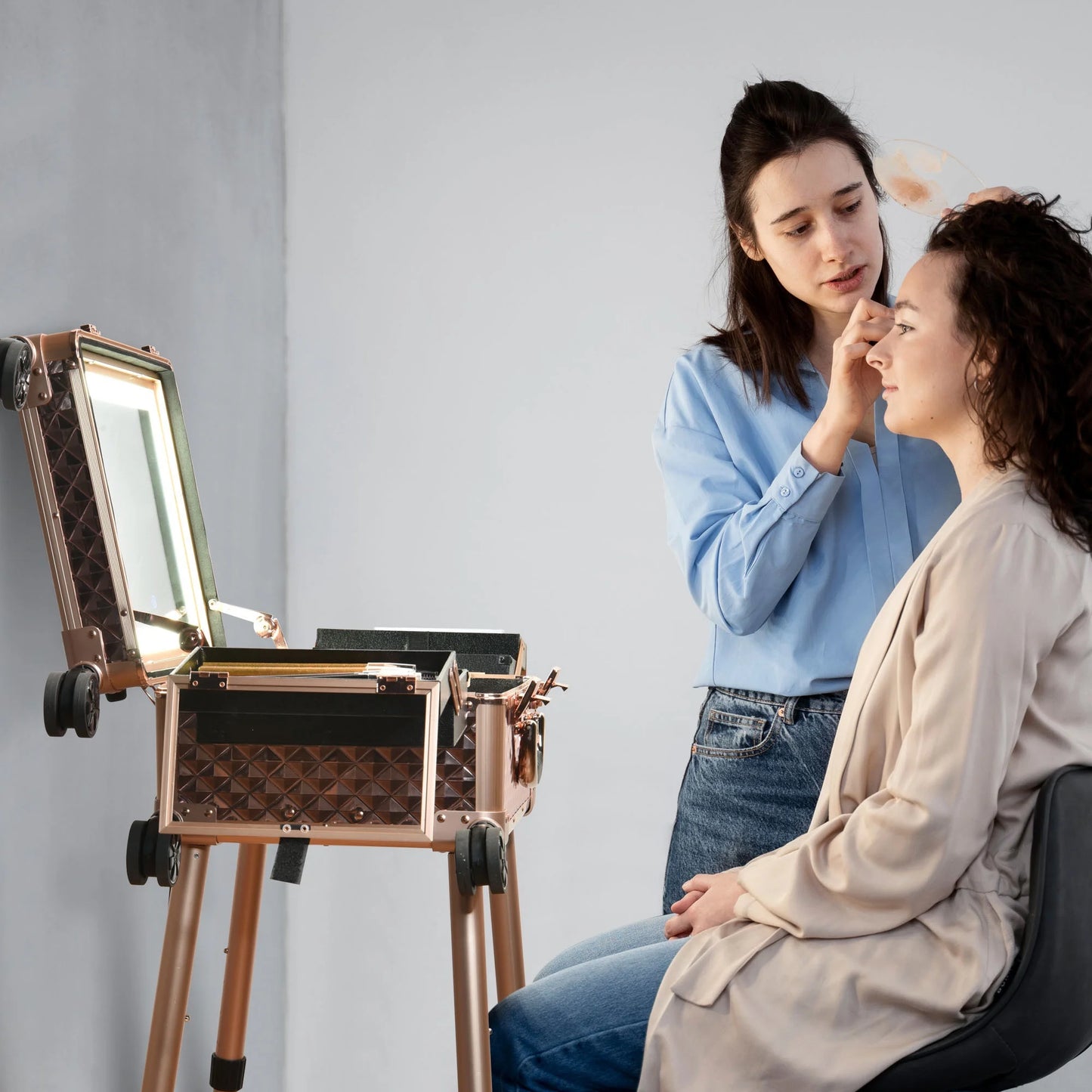 Rolling Makeup Case Mirror LED Lighted 20Inch Adjustable Brightness Extendable Tray for Makeup Artist Travel Studio